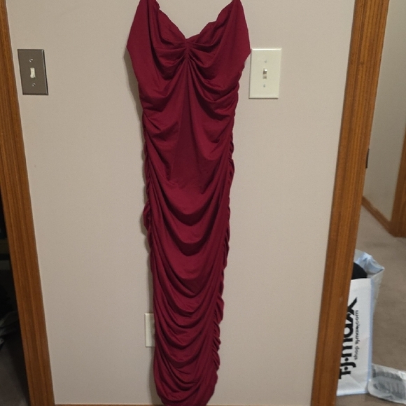 L'Vow Studio Dresses & Skirts - Chic Strapless Burgundy Dress